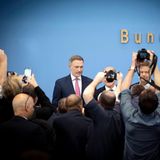 Es war mal wieder politische Schwerstarbeit; ein Kraftakt, der die Ampel an den Rand des Kollapses brachte. Aber 23 Treffen und 80 Stunden Diskussion später, wie Finanzminister Lindner im Juli 2024 vor der versammelten Hauptstadtpresse vorrechnete (im Bild), konnten die Ampel-Spitzen doch noch eine "Grundsatzeinigung" für den Haushalt 2025 und die sogenannte "Wachstumsinitiative" treffen. Nur wenige Monate später stellte sich das als Trugschluss heraus, die vermeintliche Lösung war keine und wuchs sich zur Sollbruchstelle der Koalition aus. Doch die Zeit drängte, auch aus folgendem Grund: "Wir wollten unbedingt vor dem heutigen Spiel unserer Mannschaft auch fertig sein", sagte der Kanzler …
