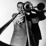 Portrait von Glenn Miller mit seiner Posaune