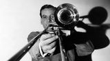 Portrait von Glenn Miller mit seiner Posaune