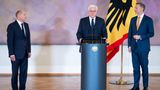 Zum Schluss lagen zwischen Scholz und Lindner nicht nur ein paar Armlängen Abstand und ein Bundespräsident, wie hier im Schloss Bellevue, sondern politische Welten und eine Nacht für die Geschichtsbücher. Nur wenige Stunden zuvor hatte der Kanzler seinen Finanzminister vor die Tür gesetzt, den Rauswurf in einer ungewöhnlich scharfen Rede verkündet (mit ebenso scharfer Gegenreaktion des Geschassten) und die Ampel-Koalition de facto für beendet erklärt. Am Tag darauf, am 7. November 2024, wurde Christian Lindner von Bundespräsident Frank-Walter Steinmeier offiziell als Finanzminister entlassen, im Beisein des Noch-Kanzlers Olaf Scholz