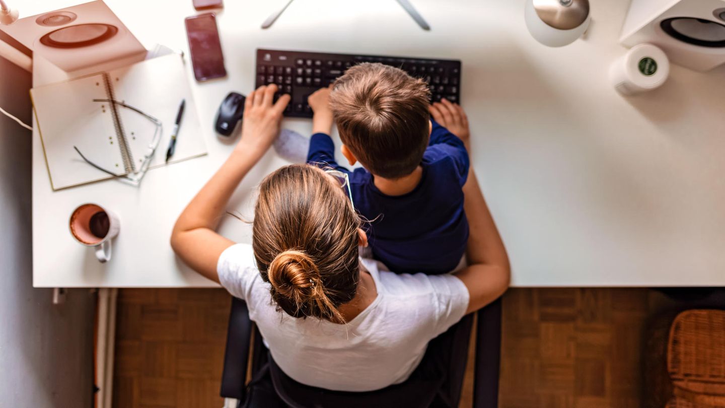Allianz: Mutter bei der Arbeit mit Kind auf dem Schoß