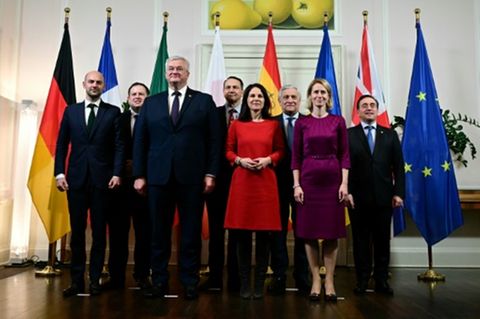 Gruppe teilnehmender Minister an Treffen in Berlin