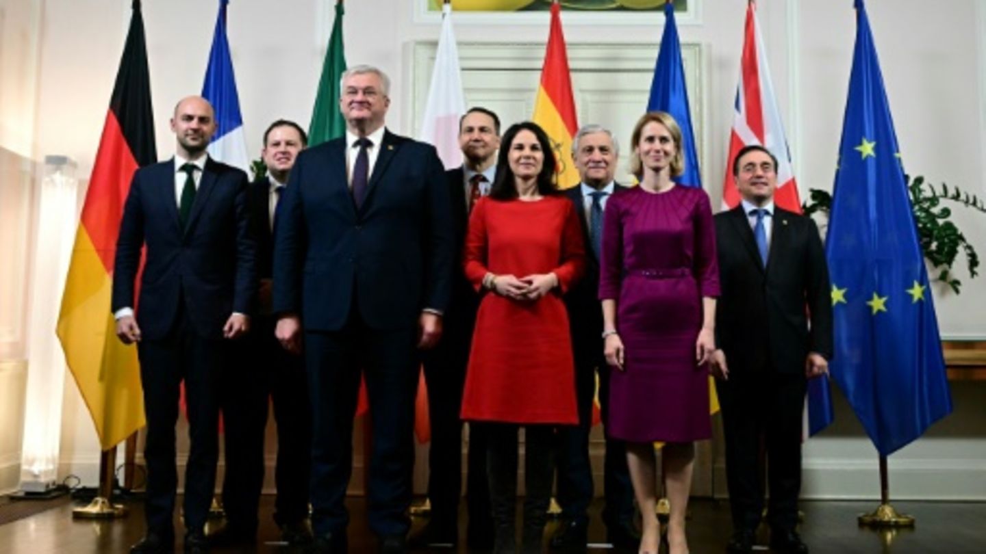 Gruppe teilnehmender Minister an Treffen in Berlin