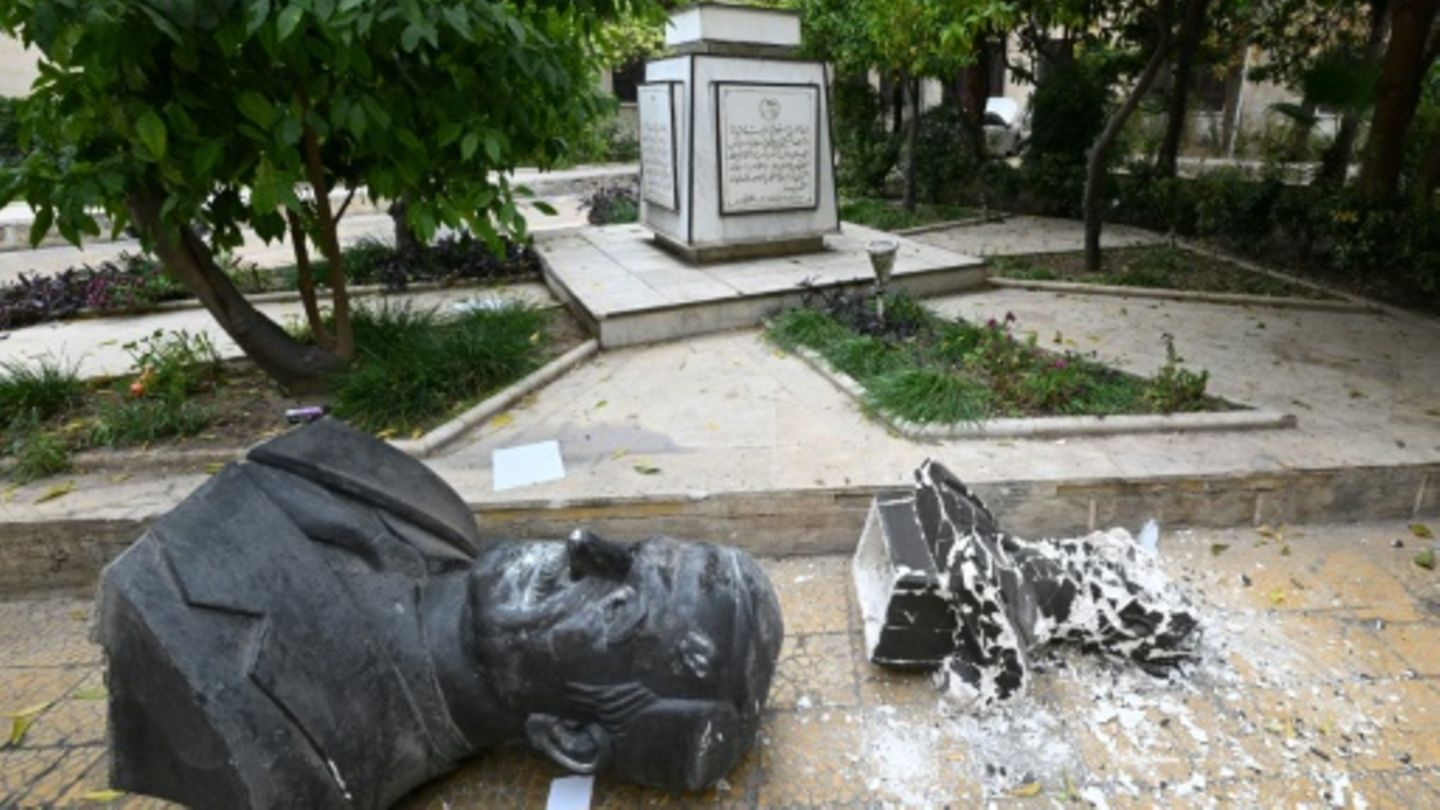Zerstörte Statue des Ex-Präsidenten Hafis al-Assad, Vater von Baschar al-Assad