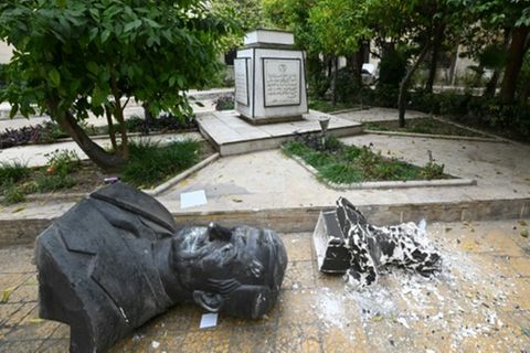 Zerstörte Statue des Ex-Präsidenten Hafis al-Assad, Vater von Baschar al-Assad