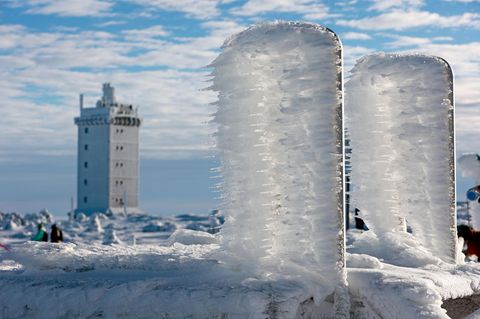 Das Wetter auf dem Brocken ist so extrem wie seit 20 Jahren nicht. Doch was wie ein Winterparadies aussieht, birgt Risiken – denn die dicke Eisschicht gefährdet die Notrufsysteme.