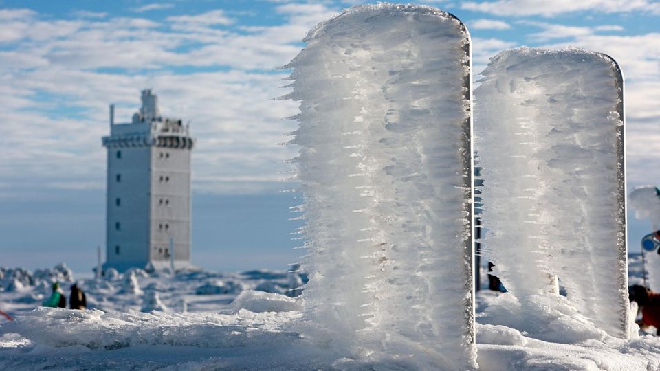 Das Wetter auf dem Brocken ist so extrem wie seit 20 Jahren nicht. Doch was wie ein Winterparadies aussieht, birgt Risiken – denn die dicke Eisschicht gefährdet die Notrufsysteme.