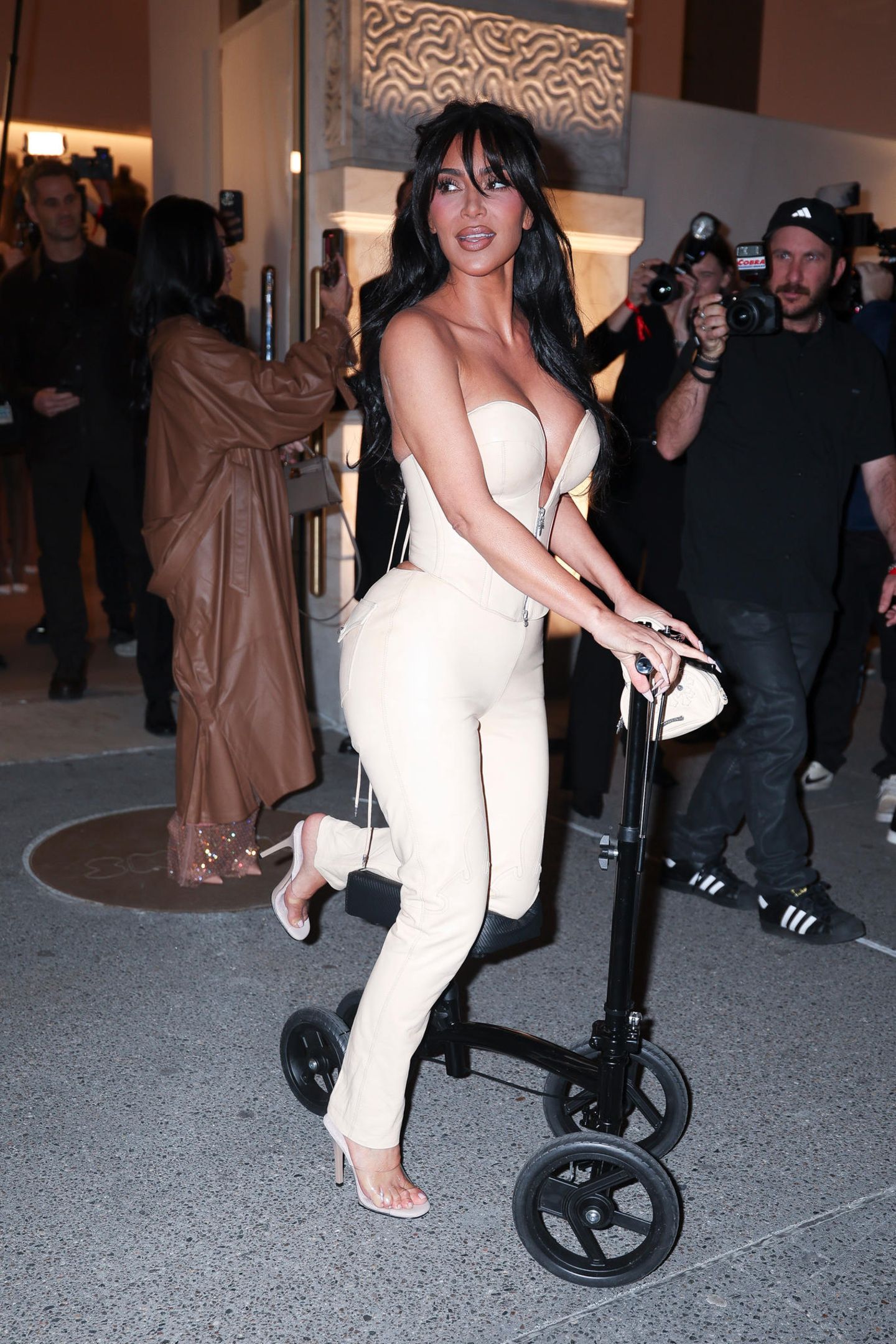 Vip News: Gebrochener Fuß? Kein Problem für Kim Kardashian