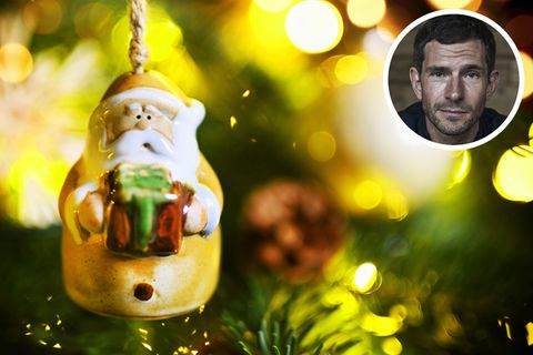 Weihnachtsmannfigur am Weihnachtsbaum hängend