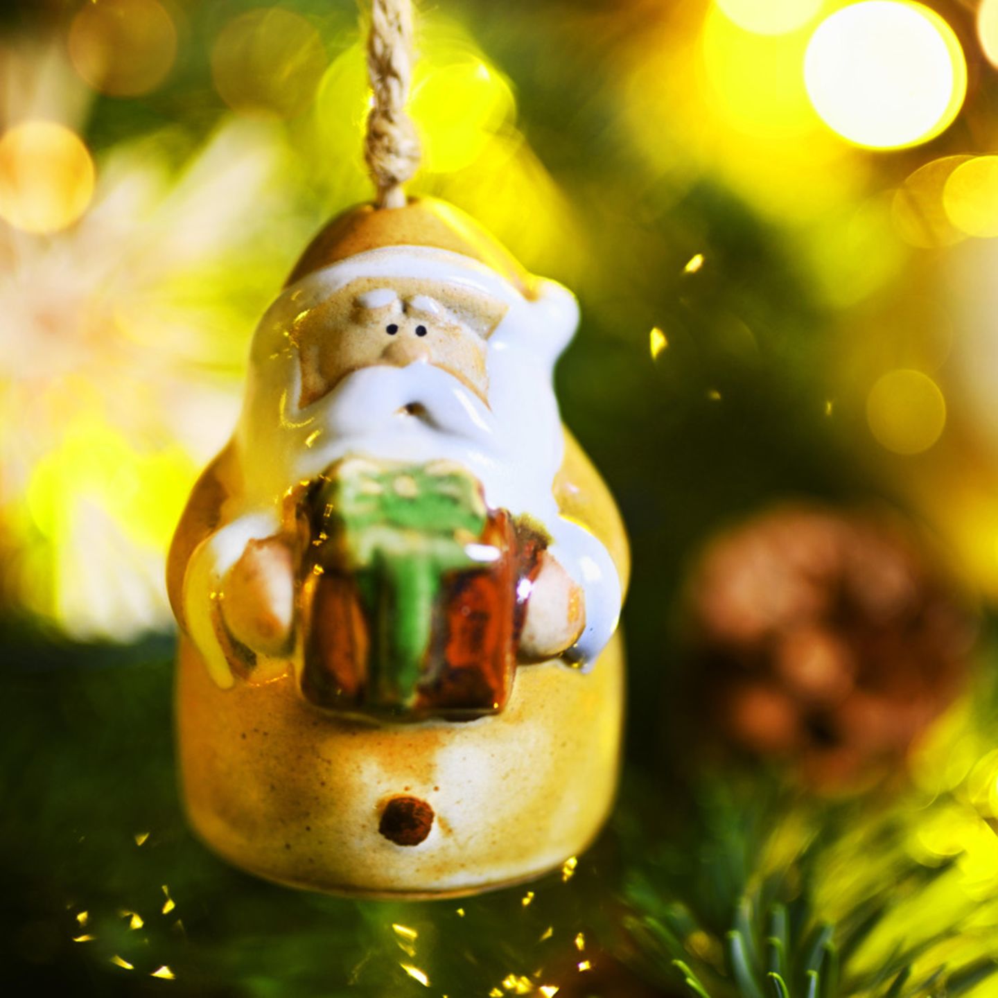 Weihnachtsmannfigur am Weihnachtsbaum hängend