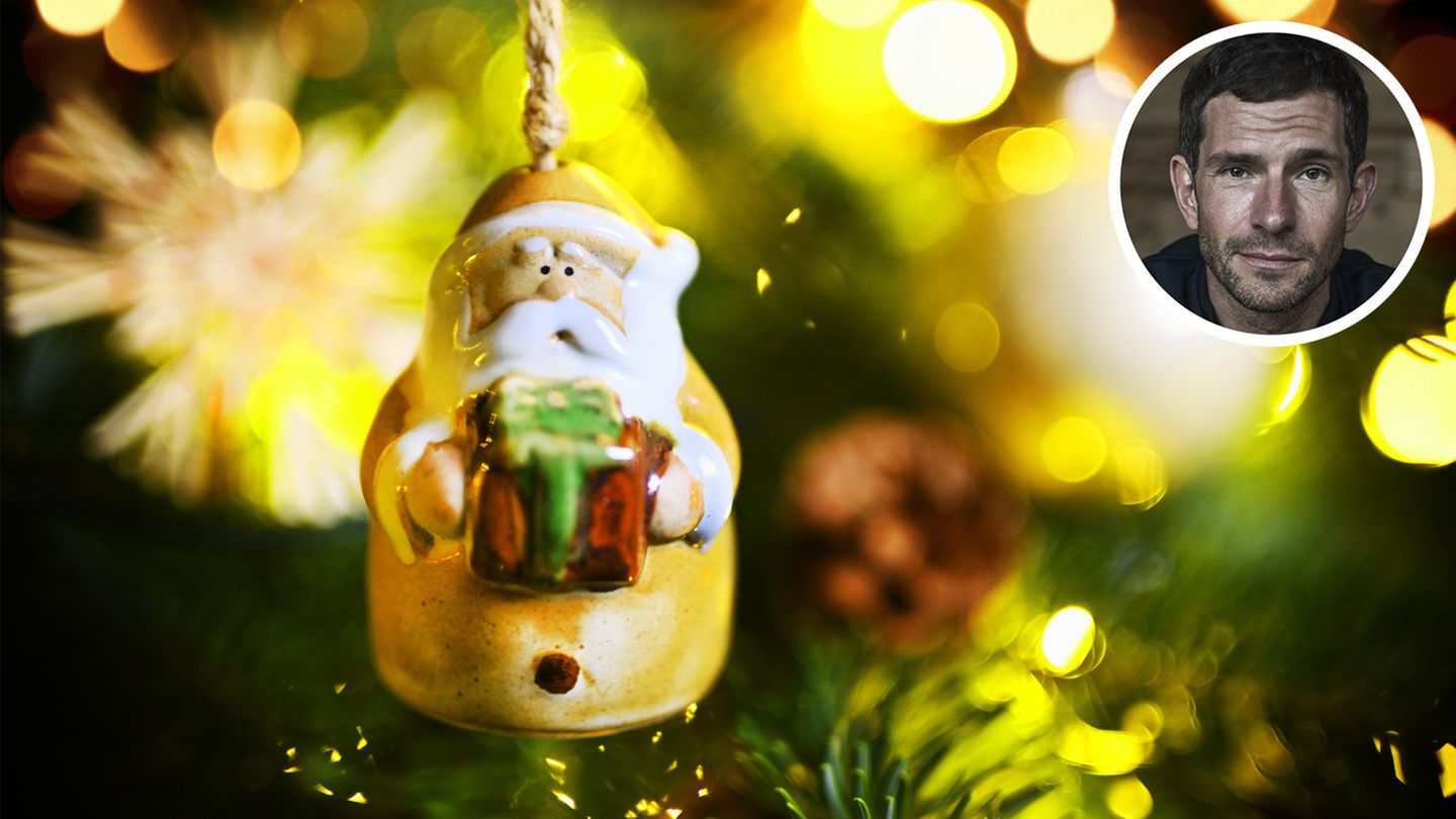 Weihnachtsmannfigur am Weihnachtsbaum hängend