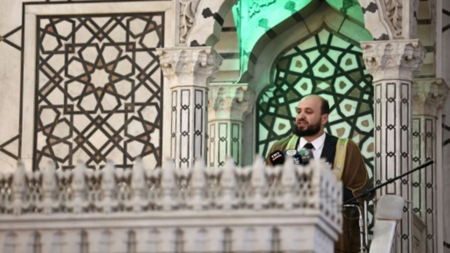 Übergangs-Regierungschef Mohammed al-Baschir  in der Umayyaden-Moschee