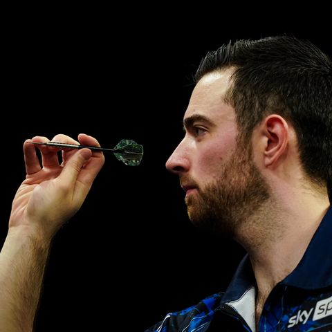 Luke Humphries konzentriert sich auf den nächsten Wurf