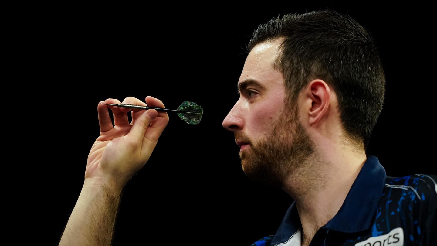 Luke Humphries konzentriert sich auf den nächsten Wurf
