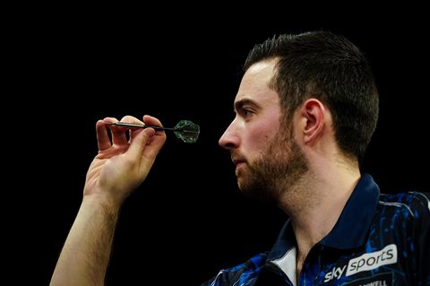 Darts-Weltmeister Luke Humphries konzentriert sich auf den nächsten Wurf