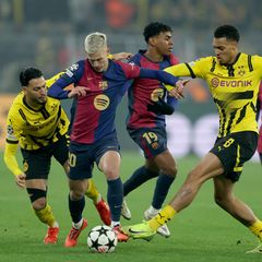 Bild vom Dazn-Spiel: Dortmunder Spieler in schwarzgelben Trikots und Barcelona-Kicker in Rotblau kämpfen um den Ball