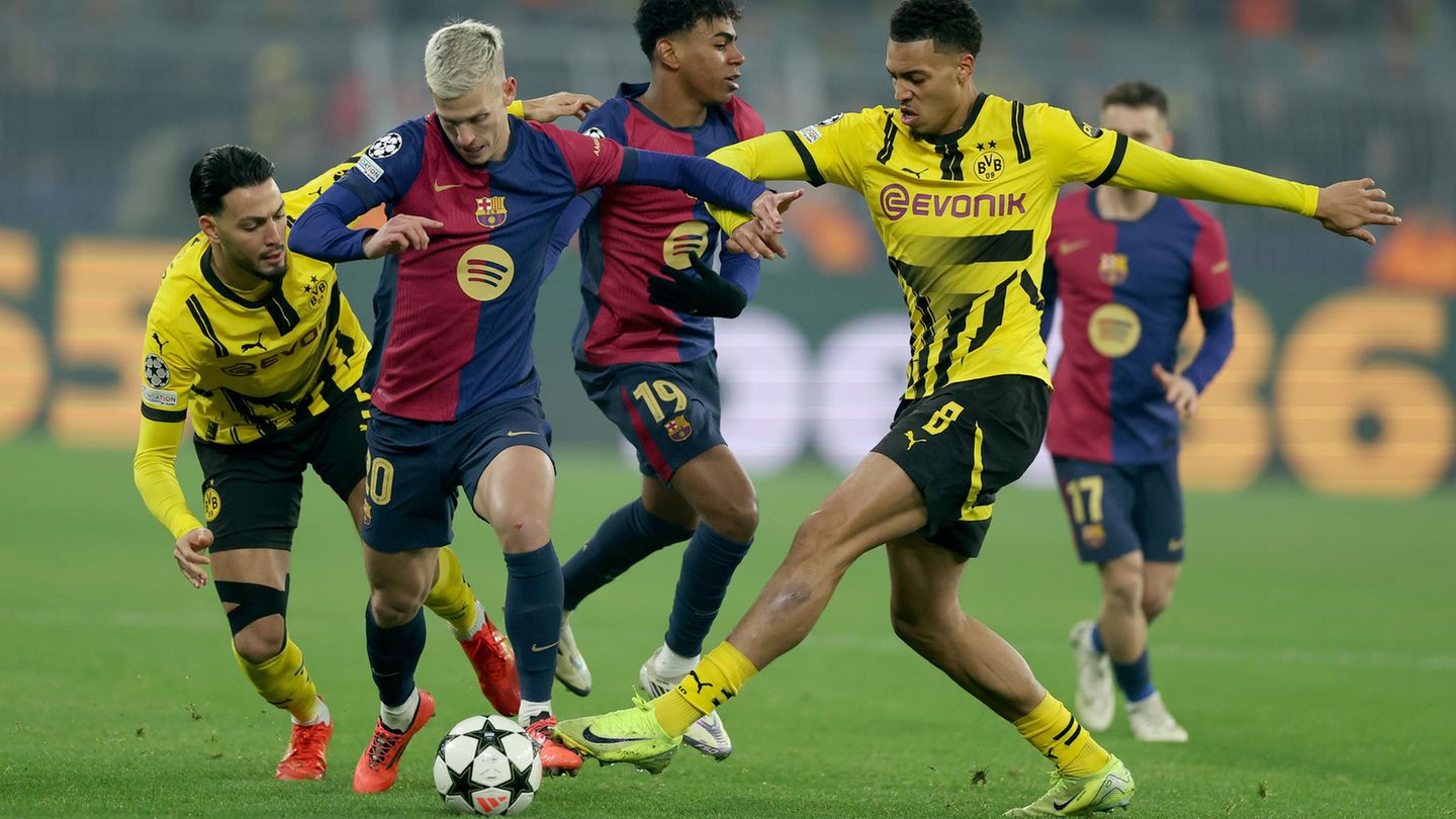 Bild vom Dazn-Spiel: Dortmunder Spieler in schwarzgelben Trikots und Barcelona-Kicker in Rotblau kämpfen um den Ball
