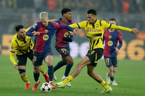 Bild vom Dazn-Spiel: Zwei Dortmunder Spieler in schwarzgelben Trikots und zwei Barcelona-Kicker in Rotblau kämpfen um den Ball