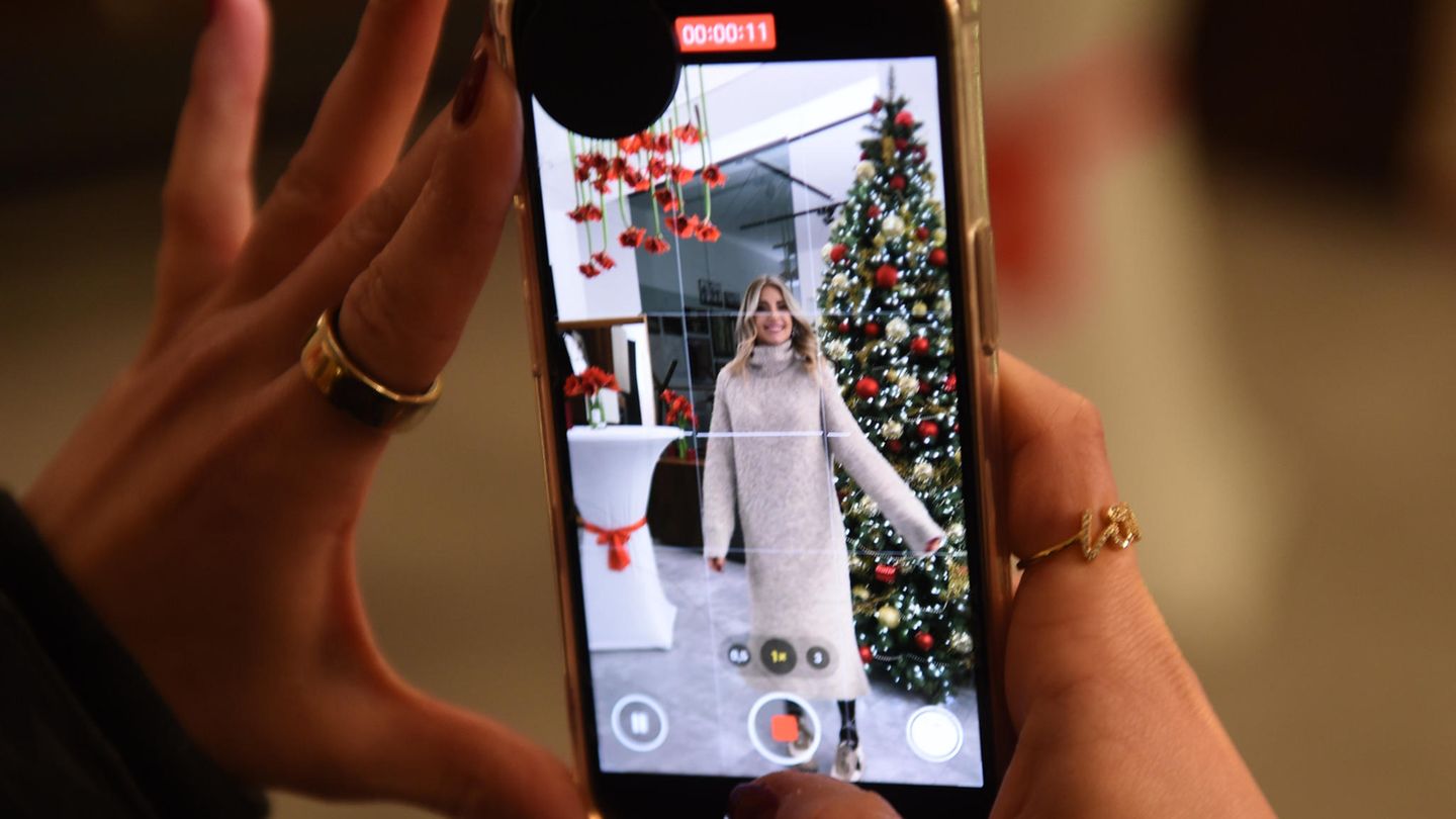 Alles für den guten Zweck: Cathy Hummels posiert bei "Cathys Charity Christmas" in München für die Fotografen Alles für den guten Zweck: Cathy Hummels posiert bei "Cathys Charity Christmas" in München für die Fotografen