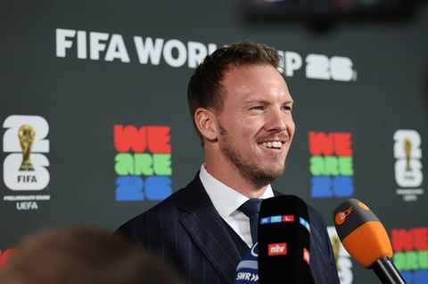 Julian Nagelsmann spricht nach der Auslosungszeremonie für die Qualifikation zur Fußball-WM 2026 mit Journalisten