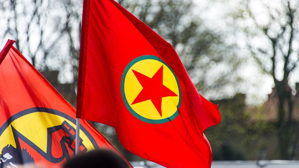 Flagge der in Deutschland verbotenen kurdischen Arbeiterpartei PKK