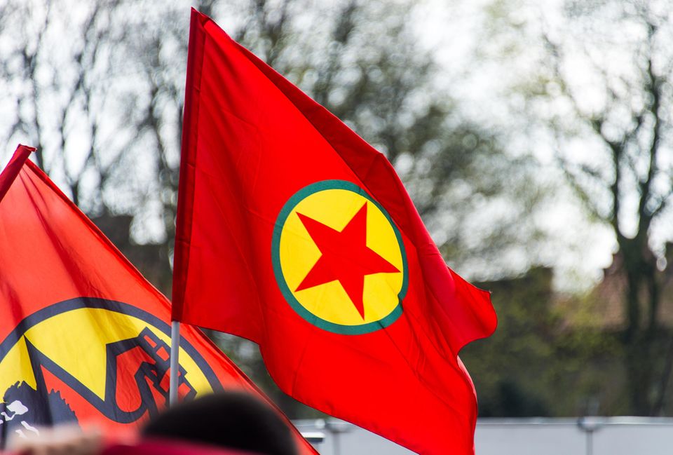 Flagge der in Deutschland verbotenen kurdischen Arbeiterpartei PKK Flagge der in Deutschland verbotenen kurdischen Arbeiterpartei PKK