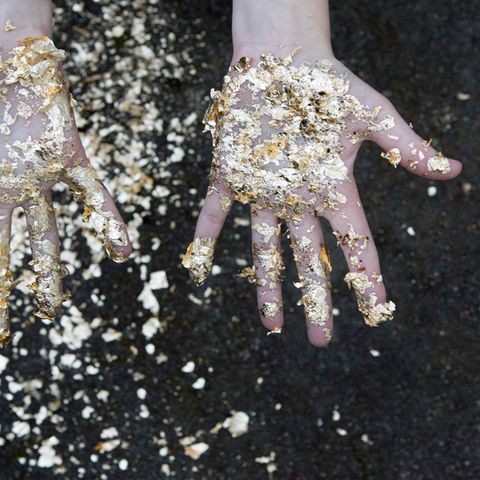 Children's hands covered in gold leaf - basically as planned in the CDU election program
