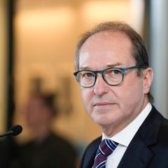 CSU-Landesgruppenchef Alexander Dobrindt steht vor einem Mikrofon