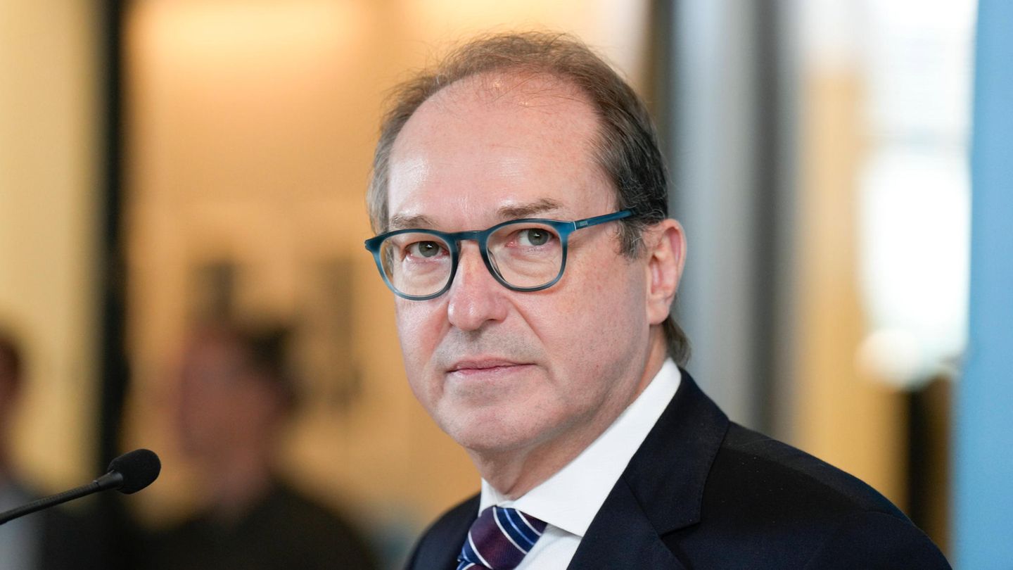 CSU-Landesgruppenchef Alexander Dobrindt steht vor einem Mikrofon