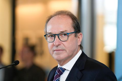 CSU-Landesgruppenchef Alexander Dobrindt steht vor einem Mikrofon