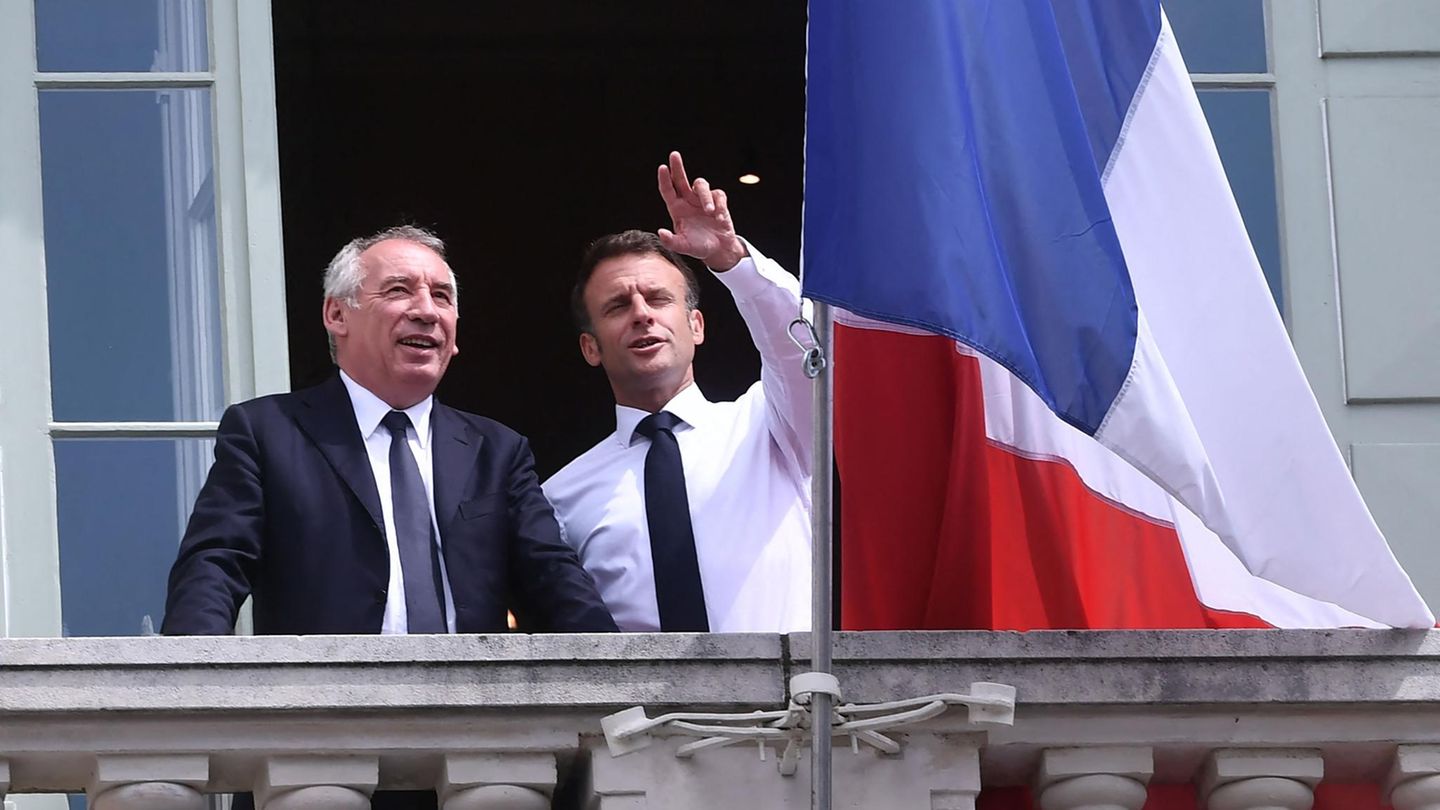 Frankreichs Politiker François Bayrou und Emmanuel Macron Frankreichs Politiker François Bayrou und Emmanuel Macron