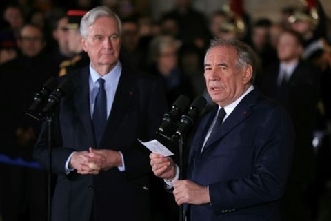 Amtsübergabe von Barnier an Bayrou (r.)