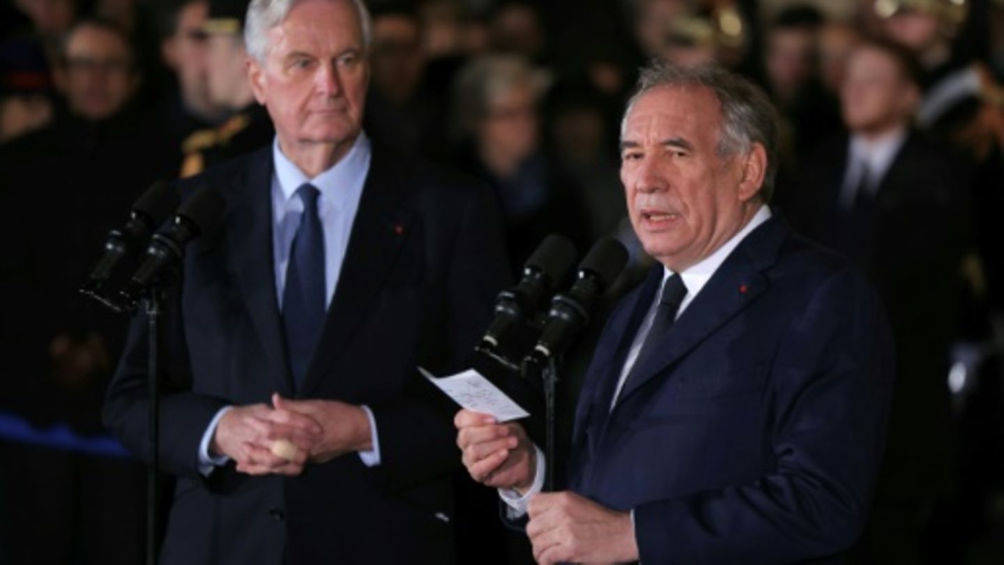 Amtsübergabe von Barnier an Bayrou (r.)