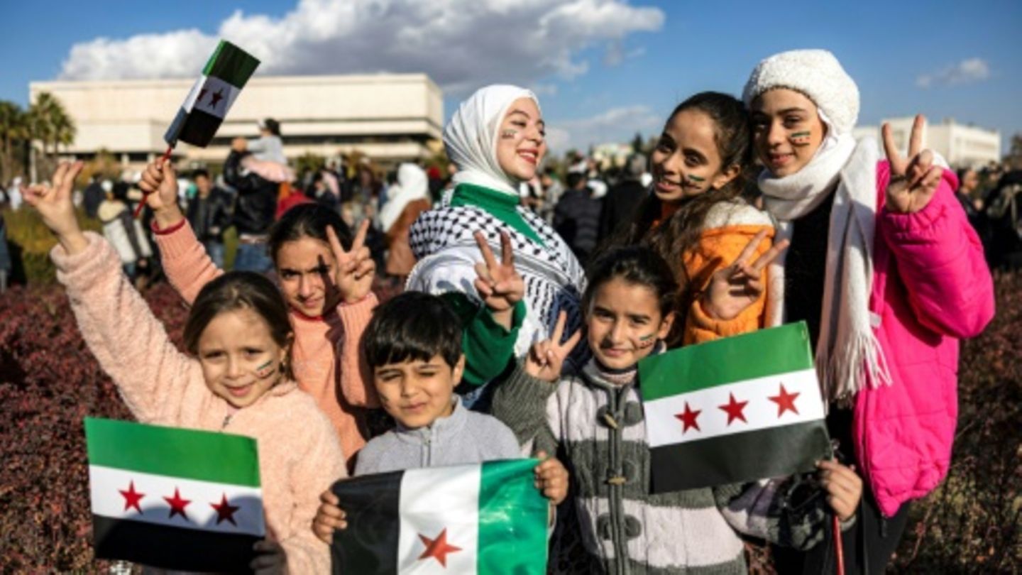 Menschen in Damaskus feiern den Sturz Assads