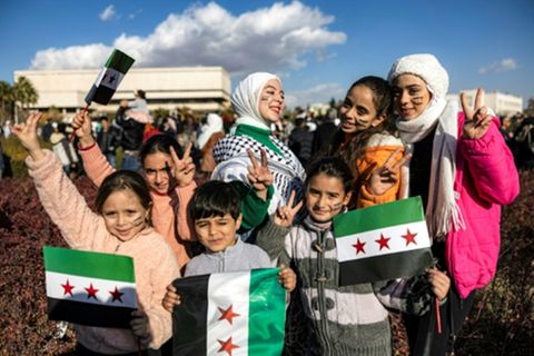 Menschen in Damaskus feiern den Sturz Assads