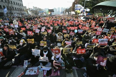 Demonstranten vor dem Parlamentsgebäude in Seoul am Samstag