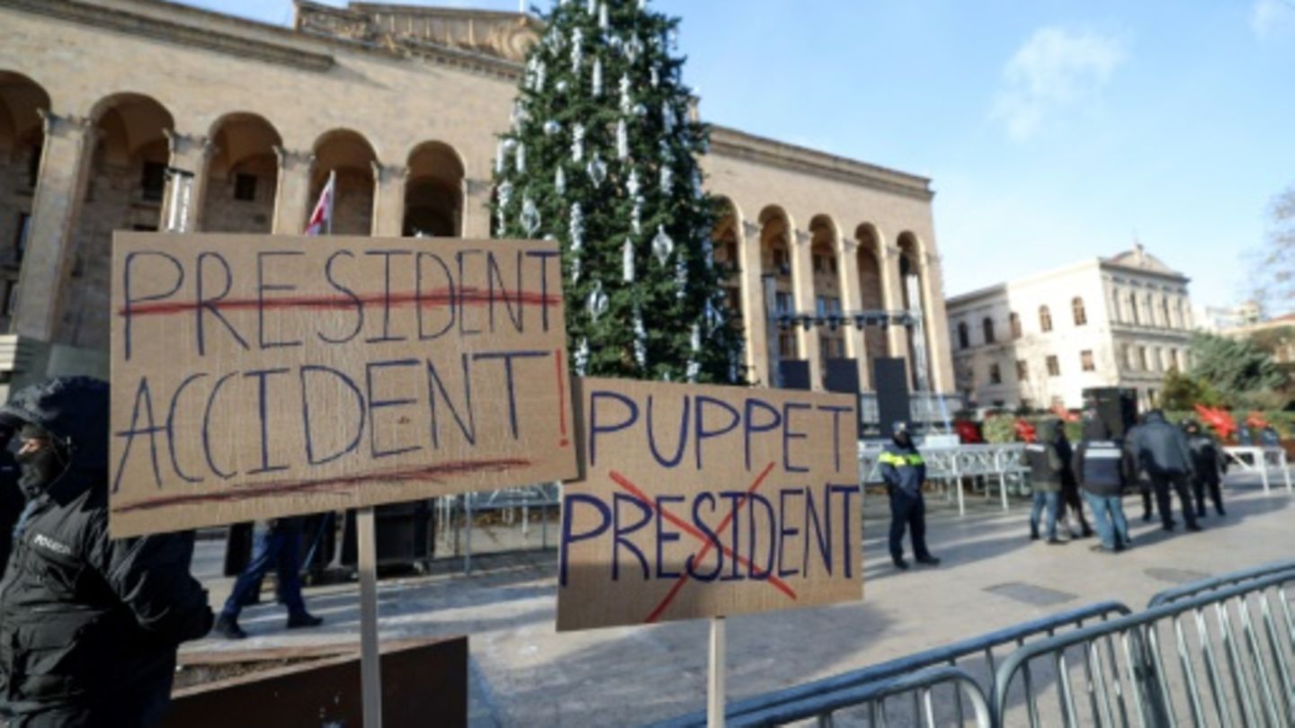 Protest-Plakate vor dem georgischen Parlament am Samstag
