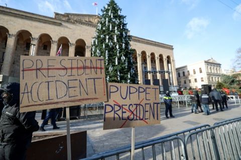 Protest-Plakate vor dem georgischen Parlament am Samstag