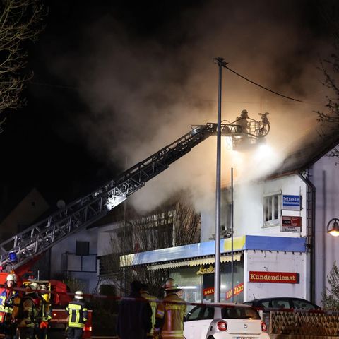 Feuerwehr löscht Hausbrand in Reichenbach an der Fils in Baden-Württemberg