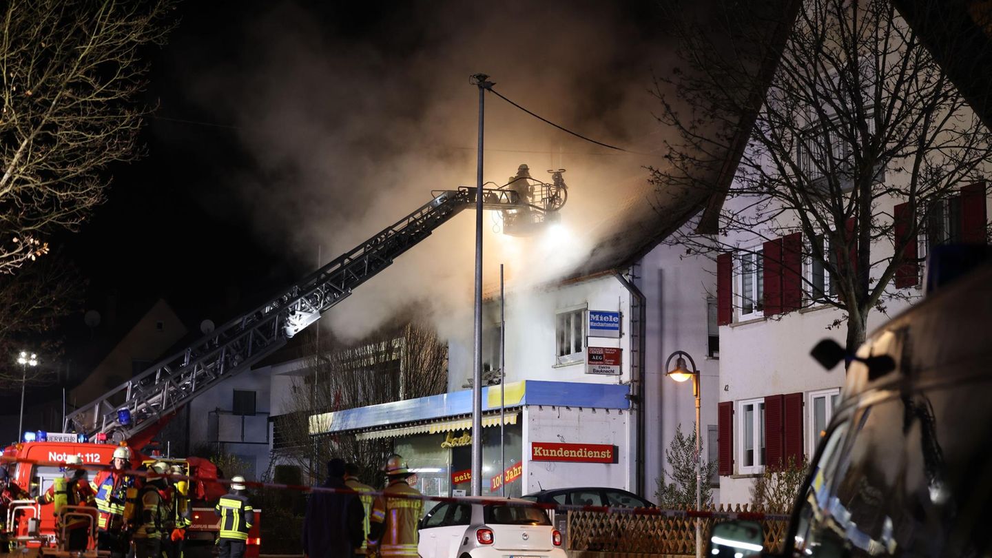 Feuerwehr löscht Hausbrand in Reichenbach an der Fils in Baden-Württemberg