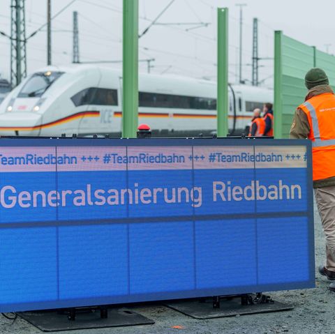 Deutsche Bahn: Ein Schild mit der Aufschrift "Generalsanierung Riedbahn" steht an einem Bahnsteig