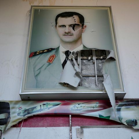 Baschar al-Assads Antlitz auf einem zerrissenen Plakat in Damaskus