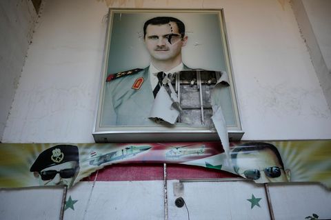 Baschar al-Assads Antlitz auf einem zerrissenen Plakat in Damaskus