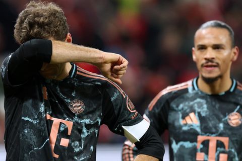Thomas Müller wischt sich nach der Niederlage des FC Bayern gegen Mainz den Schweiß von der Stirn
