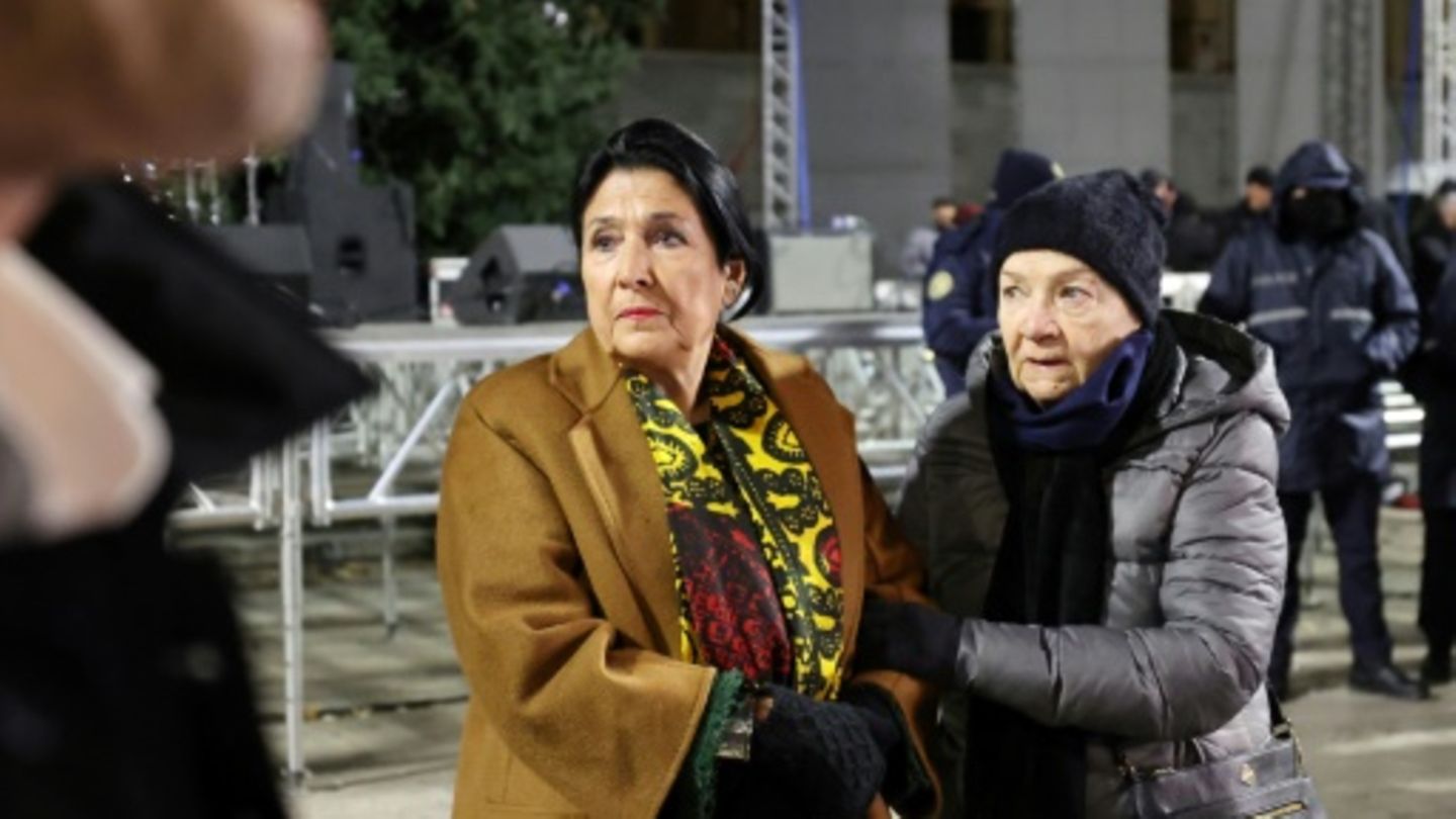 Surabischwili (l.) vor dem Parlament