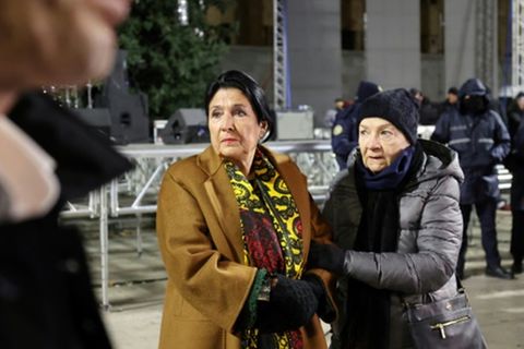 Surabischwili (l.) vor dem Parlament