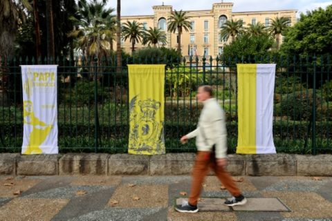 Vatikan-Banner in Ajaccio