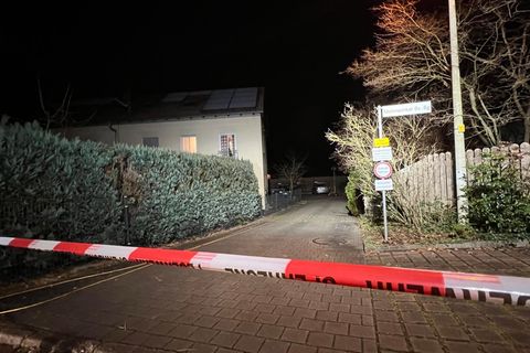 Bayern, Rückersdorf: Absperrband der Polizei hängt in der Nähe eines Tatorts