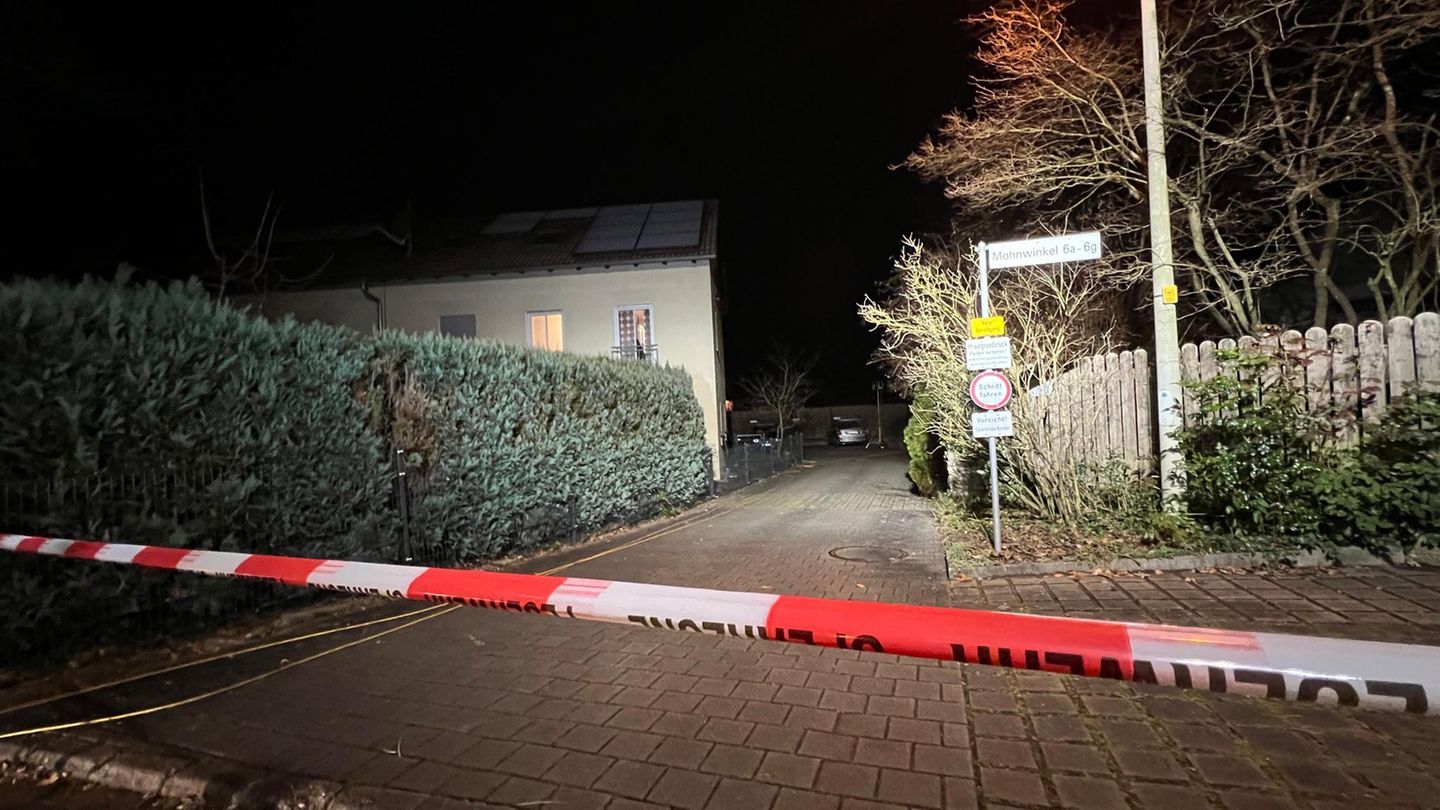 Bayern, Rückersdorf: Absperrband der Polizei hängt in der Nähe eines Tatorts