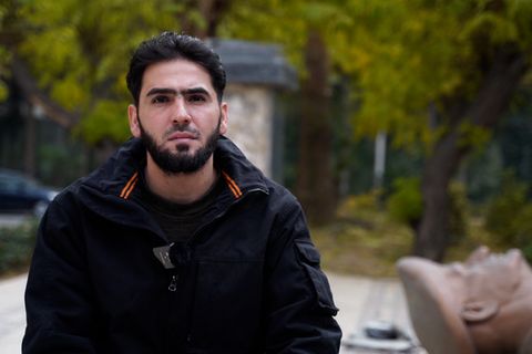 Mohamad Aldin wurde in Syrien jahrelang vom Assad-Regime gefoltert. Nach dem Sturz des Machthabers kann er endlich frei über das Erlebte sprechen